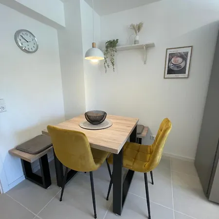 Moebliertes 3-zimmer Mit Balkon